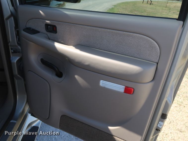 image for item IY9211 2003 Chevrolet Silverado 2500HD  Crew Cab pickup truck