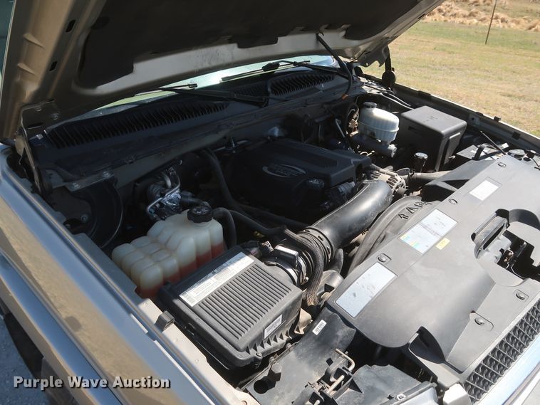 image for item IY9211 2003 Chevrolet Silverado 2500HD  Crew Cab pickup truck