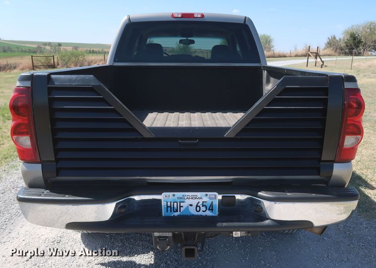 image for item IY9211 2003 Chevrolet Silverado 2500HD  Crew Cab pickup truck