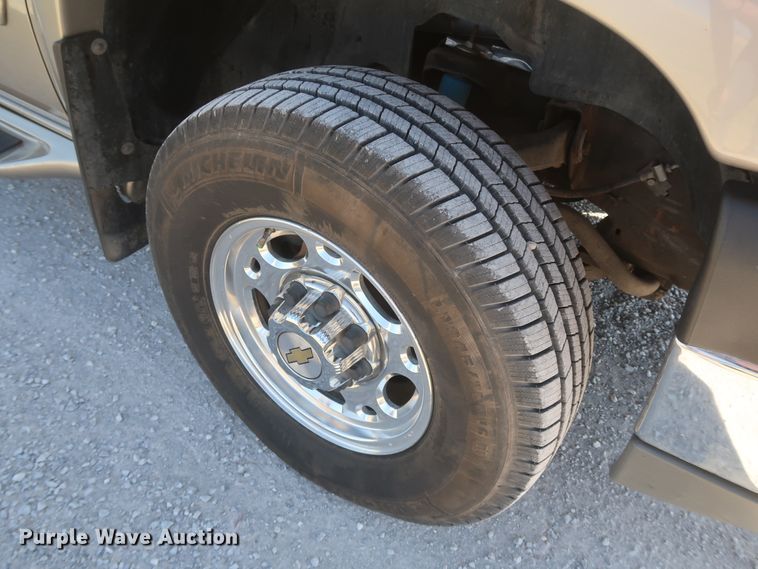 image for item IY9211 2003 Chevrolet Silverado 2500HD  Crew Cab pickup truck