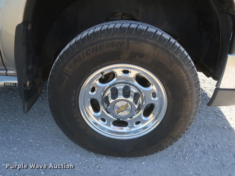 image for item IY9211 2003 Chevrolet Silverado 2500HD  Crew Cab pickup truck