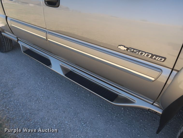 image for item IY9211 2003 Chevrolet Silverado 2500HD  Crew Cab pickup truck