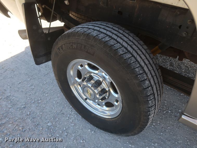 image for item IY9211 2003 Chevrolet Silverado 2500HD  Crew Cab pickup truck