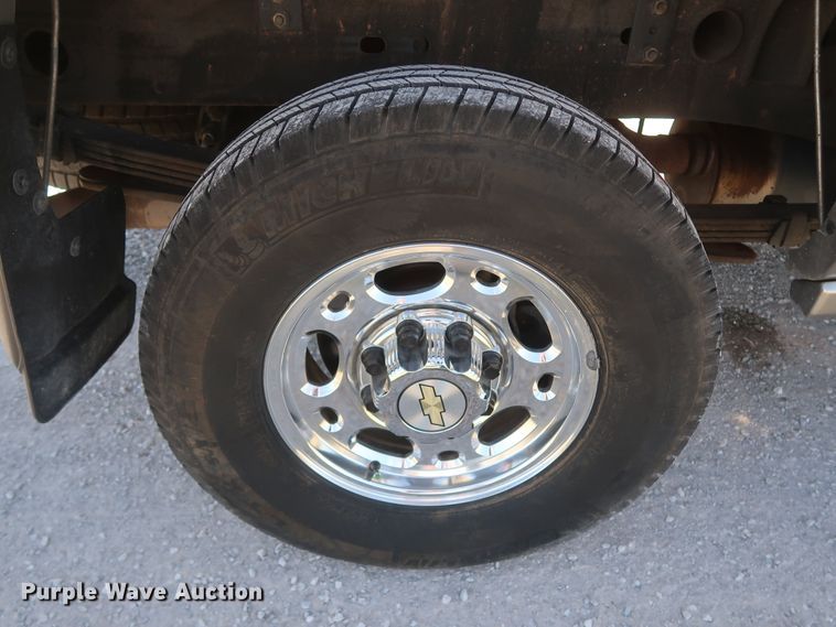 image for item IY9211 2003 Chevrolet Silverado 2500HD  Crew Cab pickup truck