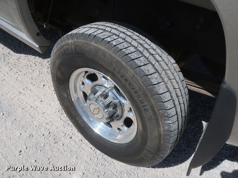 image for item IY9211 2003 Chevrolet Silverado 2500HD  Crew Cab pickup truck