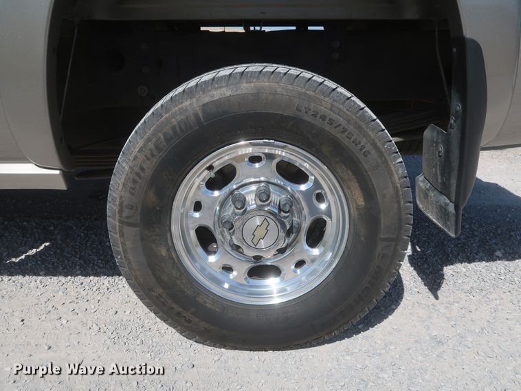 image for item IY9211 2003 Chevrolet Silverado 2500HD  Crew Cab pickup truck