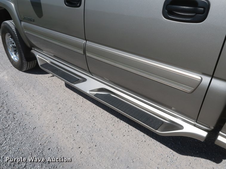 image for item IY9211 2003 Chevrolet Silverado 2500HD  Crew Cab pickup truck