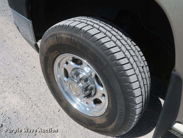 image for item IY9211 2003 Chevrolet Silverado 2500HD  Crew Cab pickup truck