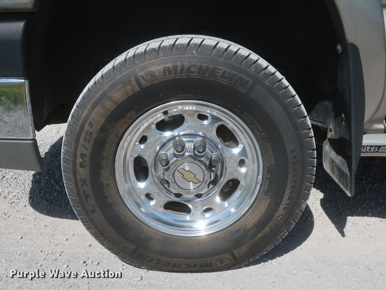 image for item IY9211 2003 Chevrolet Silverado 2500HD  Crew Cab pickup truck