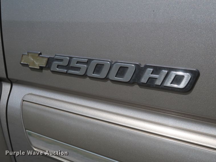 image for item IY9211 2003 Chevrolet Silverado 2500HD  Crew Cab pickup truck