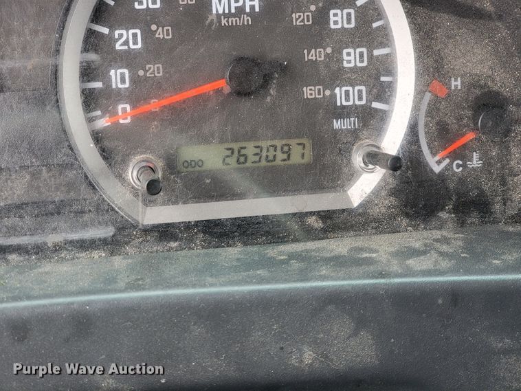 image for item JE9996 2013 Isuzu NPR HD  box truck