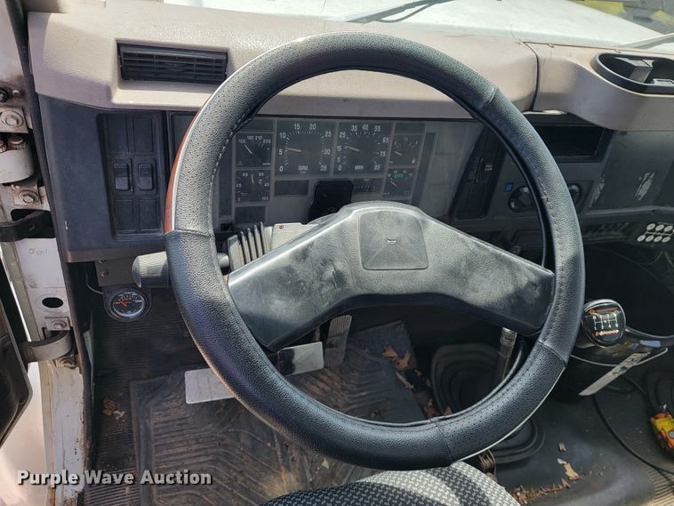 image for item JL9611 1996 International 4700  box truck