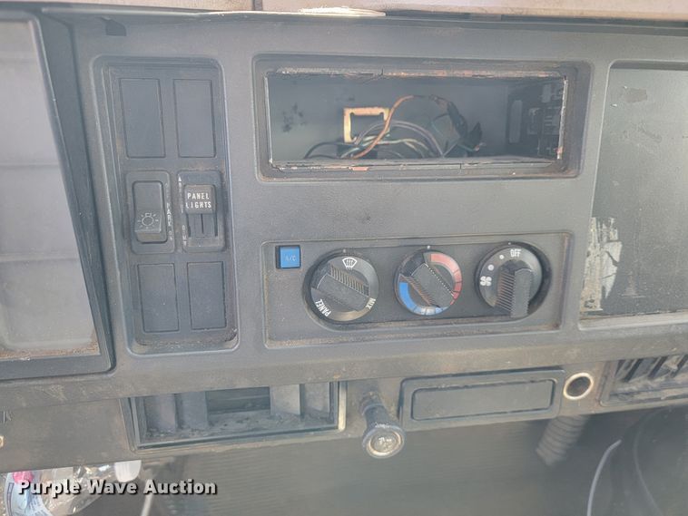 image for item JL9611 1996 International 4700  box truck