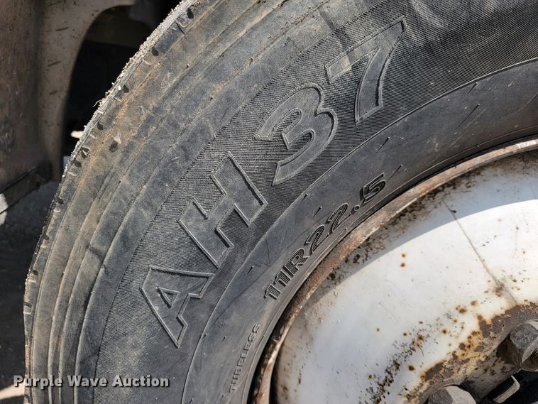 image for item JL9611 1996 International 4700  box truck