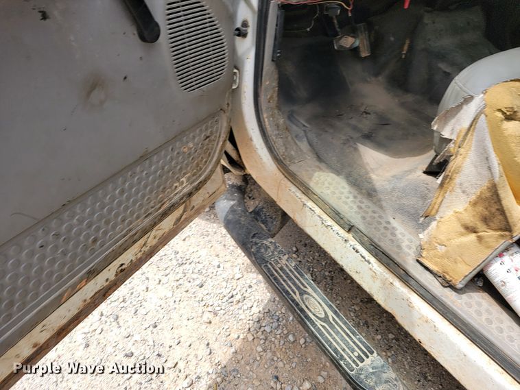 image for item JL9629 2000 Ford F450 Super Duty  flatbed truck