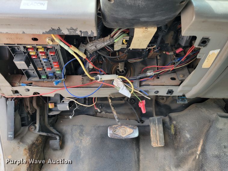 image for item JL9629 2000 Ford F450 Super Duty  flatbed truck