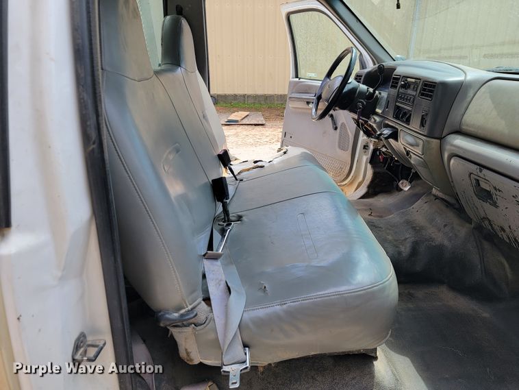 image for item JL9629 2000 Ford F450 Super Duty  flatbed truck