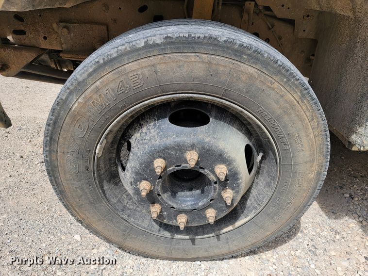 image for item JL9629 2000 Ford F450 Super Duty  flatbed truck