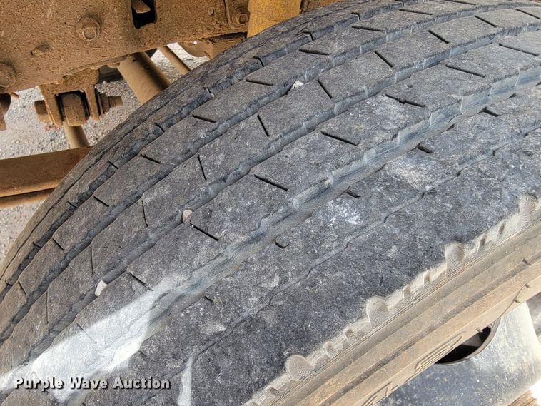 image for item JL9629 2000 Ford F450 Super Duty  flatbed truck