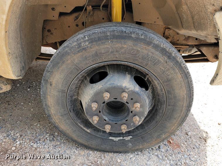 image for item JL9629 2000 Ford F450 Super Duty  flatbed truck