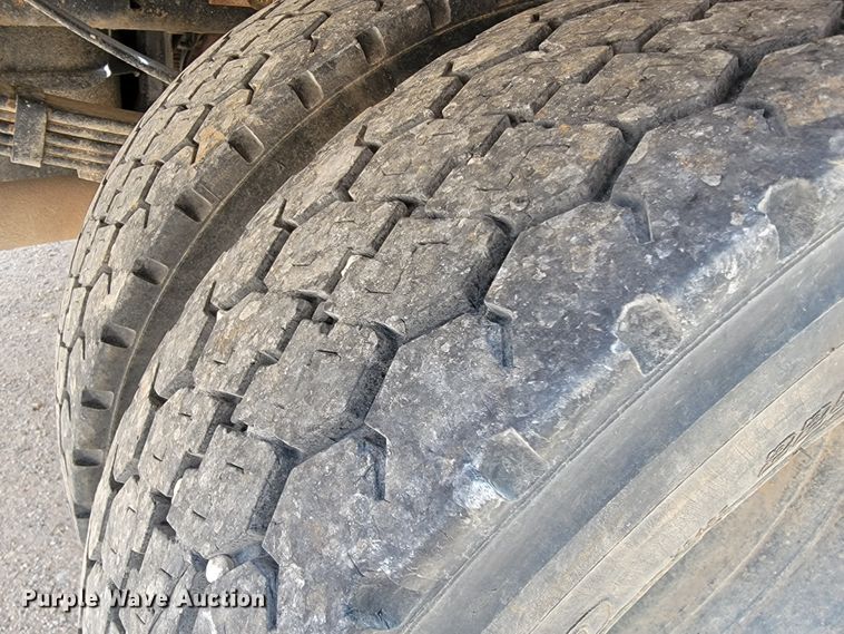 image for item JL9629 2000 Ford F450 Super Duty  flatbed truck