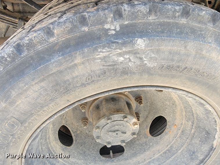 image for item JL9629 2000 Ford F450 Super Duty  flatbed truck