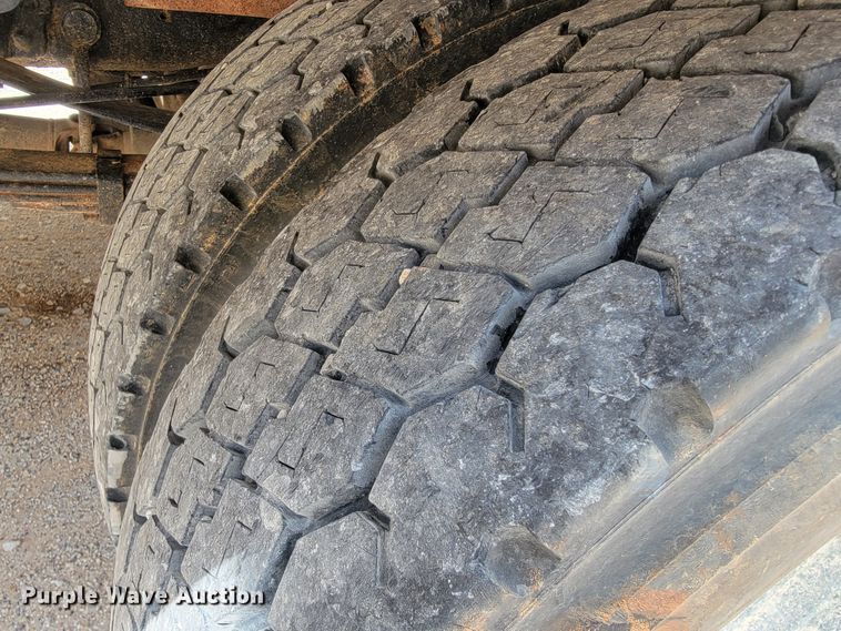 image for item JL9629 2000 Ford F450 Super Duty  flatbed truck