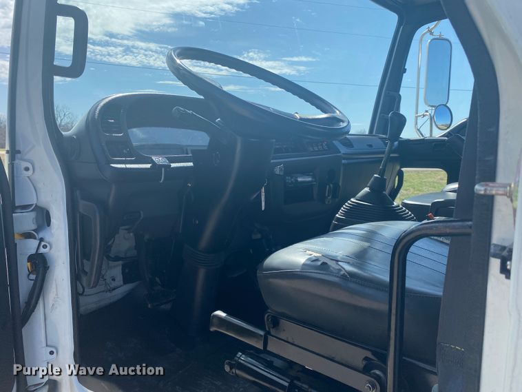 image for item JN9259 1997 GMC T6500  box truck