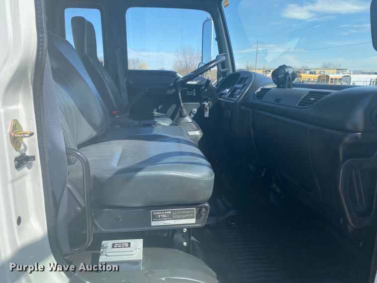 image for item JN9259 1997 GMC T6500  box truck