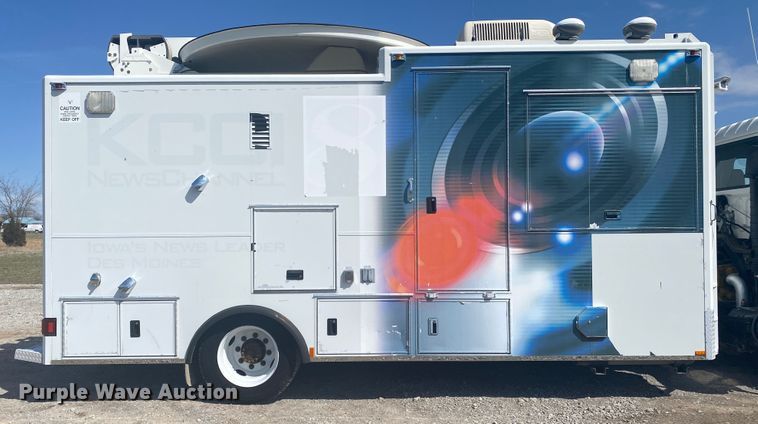 image for item JN9259 1997 GMC T6500  box truck