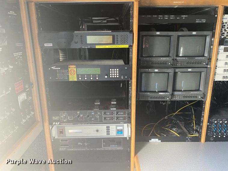 image for item JN9259 1997 GMC T6500  box truck