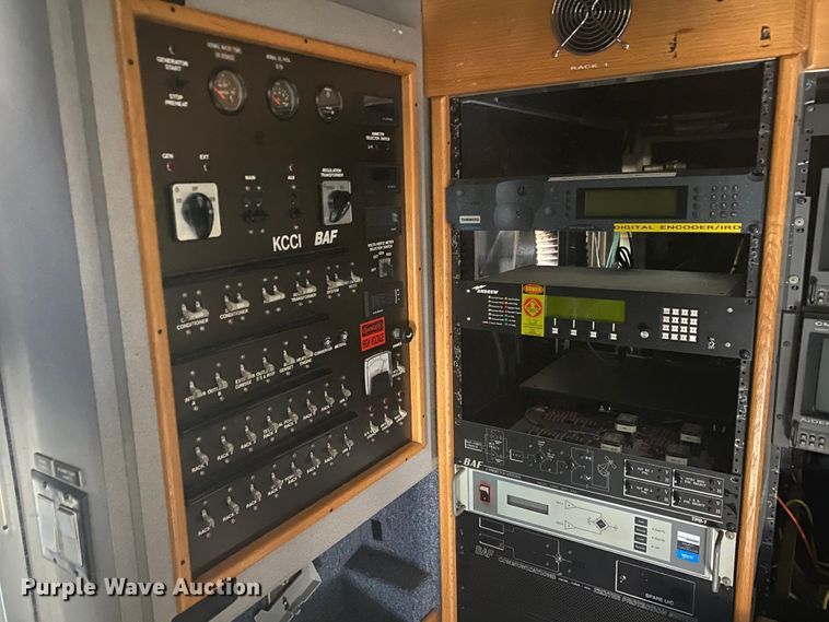 image for item JN9259 1997 GMC T6500  box truck