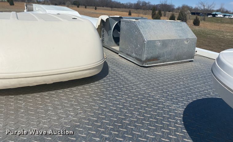 image for item JN9259 1997 GMC T6500  box truck