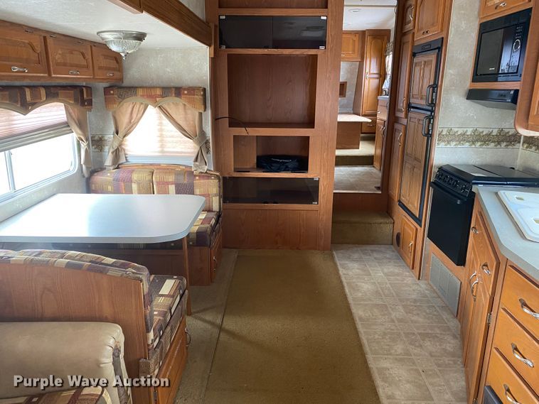 image for item JN9278 2005 Coachmen Chaparral  camper