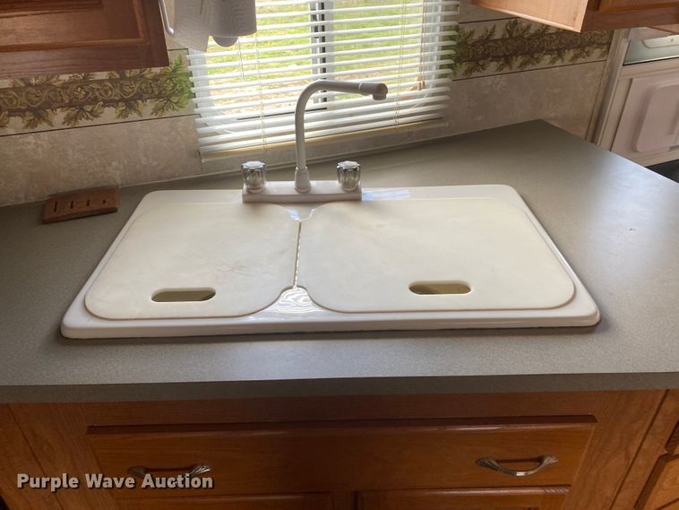 image for item JN9278 2005 Coachmen Chaparral  camper