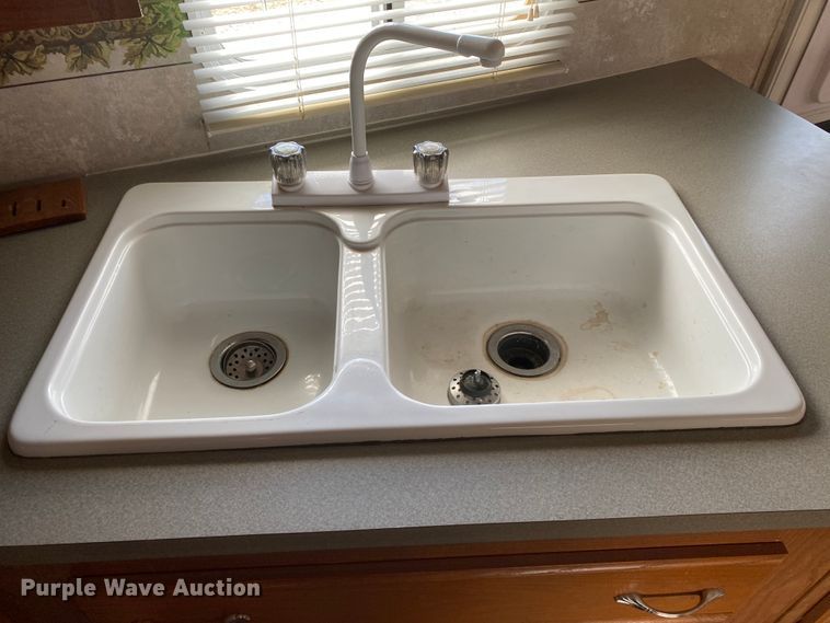 image for item JN9278 2005 Coachmen Chaparral  camper