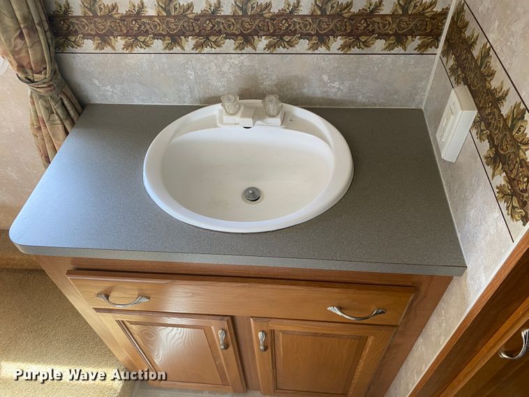 image for item JN9278 2005 Coachmen Chaparral  camper