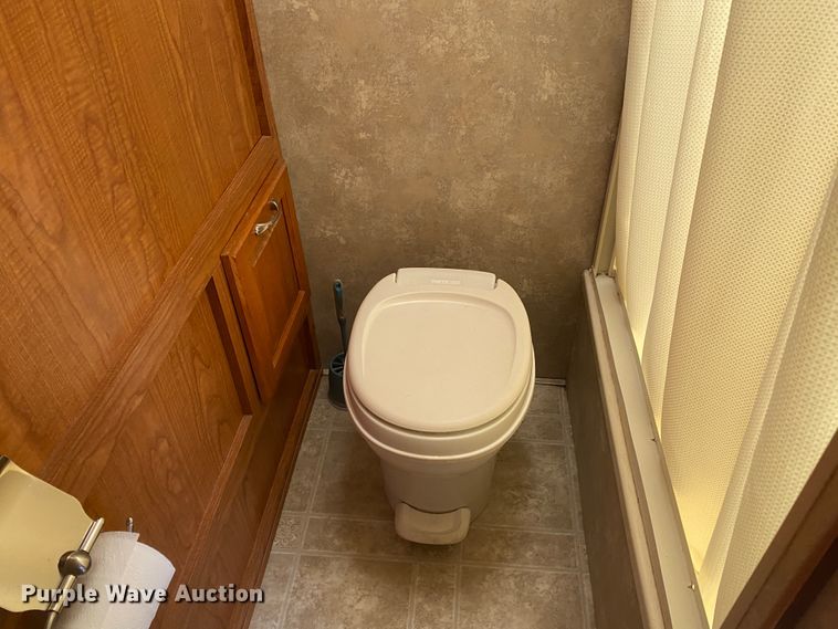 image for item JN9278 2005 Coachmen Chaparral  camper