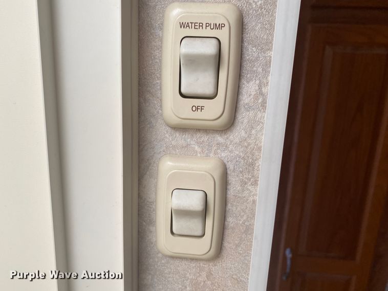 image for item JN9278 2005 Coachmen Chaparral  camper