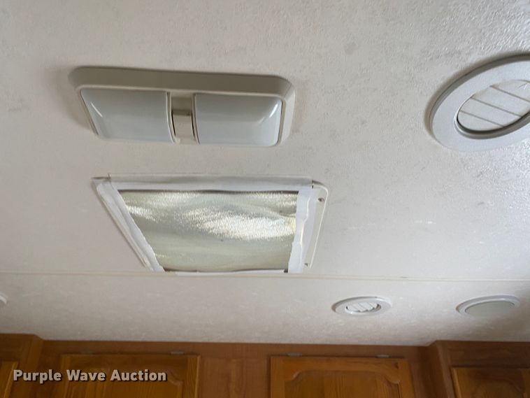 image for item JN9278 2005 Coachmen Chaparral  camper