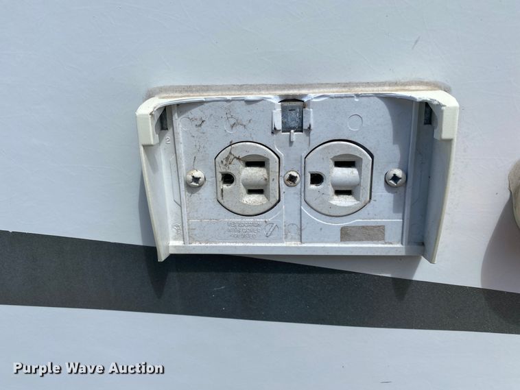 image for item JN9278 2005 Coachmen Chaparral  camper