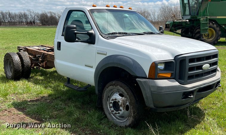 image for item JQ9044 2005 Ford F450 Super Duty  truck cab and chassis