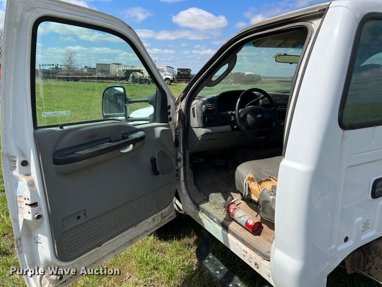 image for item JQ9044 2005 Ford F450 Super Duty  truck cab and chassis