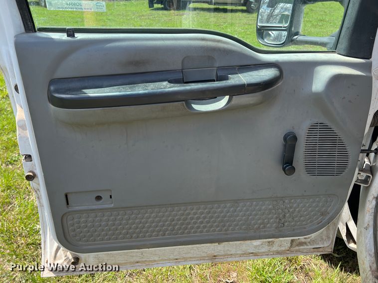 image for item JQ9044 2005 Ford F450 Super Duty  truck cab and chassis