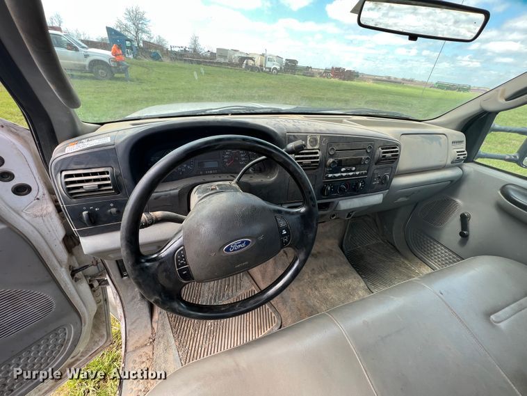 image for item JQ9044 2005 Ford F450 Super Duty  truck cab and chassis