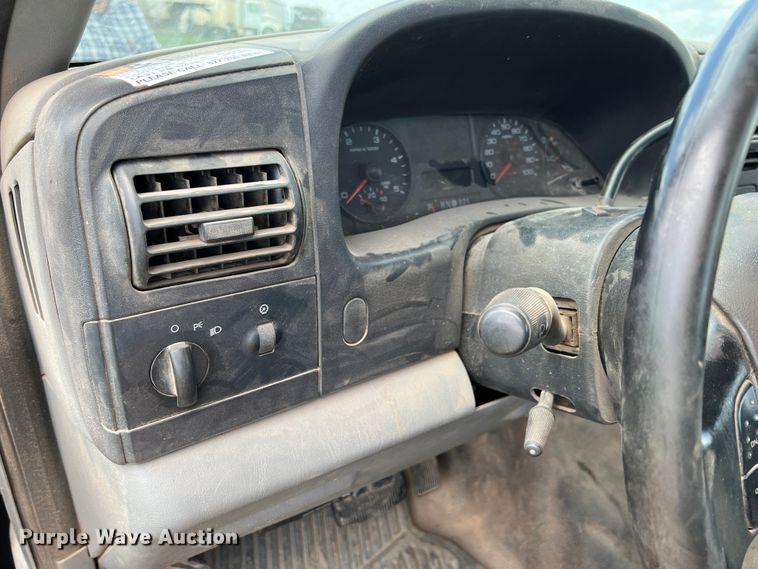 image for item JQ9044 2005 Ford F450 Super Duty  truck cab and chassis