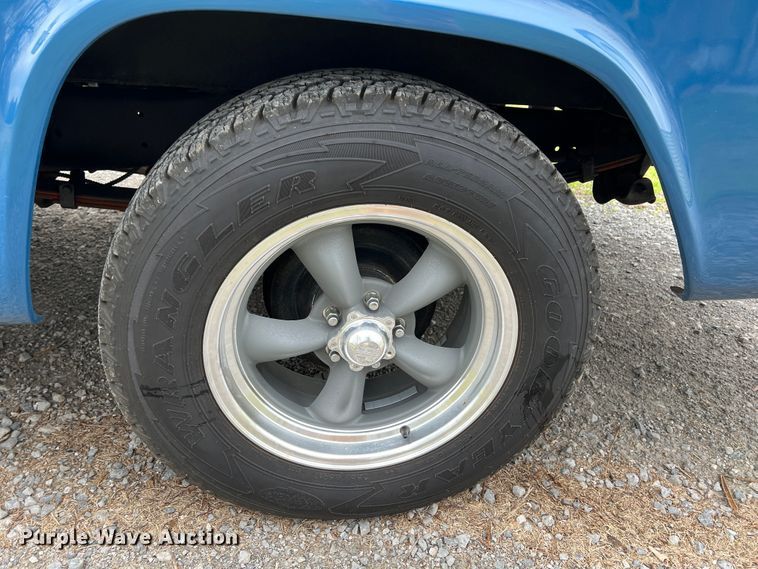 image for item JQ9067 1965 Dodge D100  pickup truck