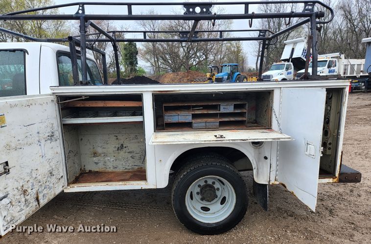 image for item KE9842 2004 Ford F550 Super Duty XL  Crew Cab utility / service truck