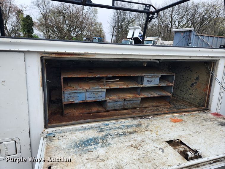 image for item KE9842 2004 Ford F550 Super Duty XL  Crew Cab utility / service truck