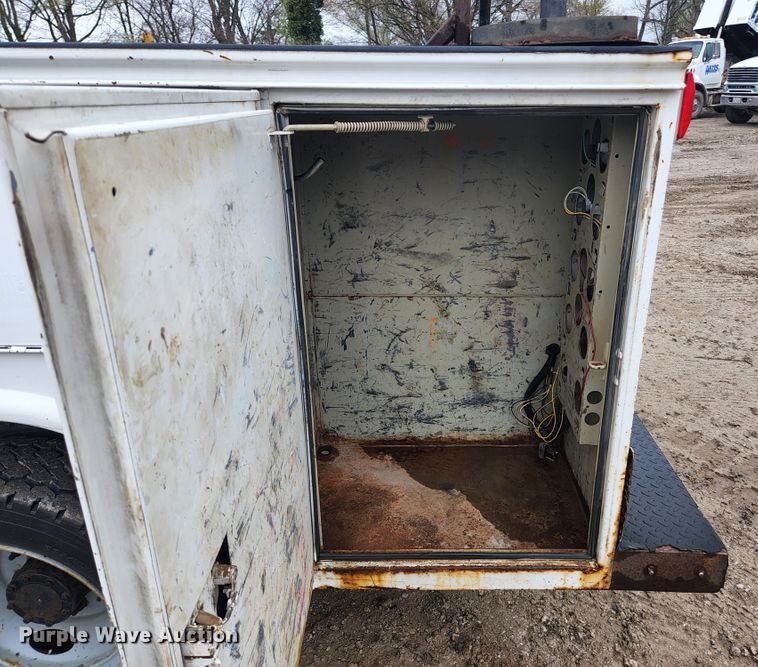 image for item KE9842 2004 Ford F550 Super Duty XL  Crew Cab utility / service truck